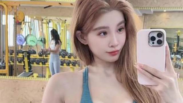 哈哈哈 又吃胖了 昨天半夜2点还在啃红豆面包