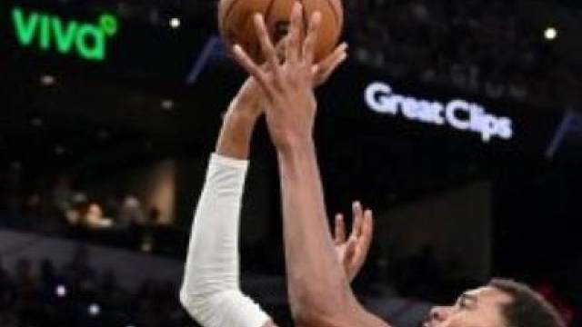 【NBA篮球公园五佳球】状元郎弗拉格惨遭隔扣，文班亚马逆天360度转体上篮！