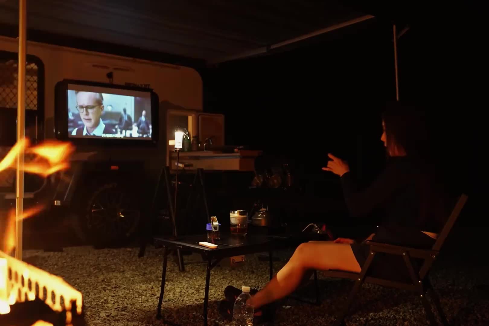 第2集：驾驶自制房车到山中湖边，搭建房车帐篷露营地，和小猫们享受户外