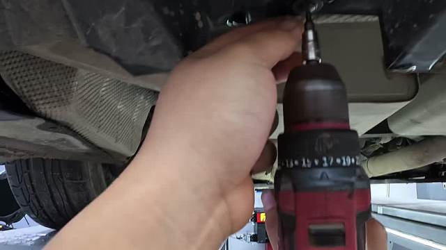 第一视角带你体验凯迪拉克CT5更换尾灯