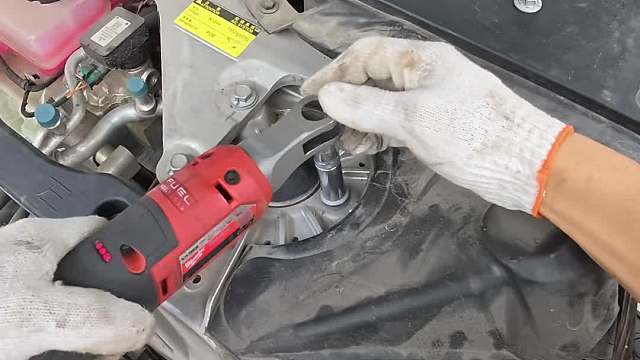 第一视角带你体验小鹏P7更换避震器