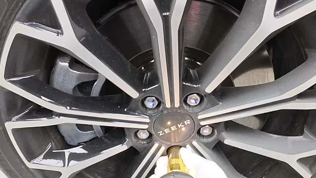 第一视角带你体验极氪007更换卡钳