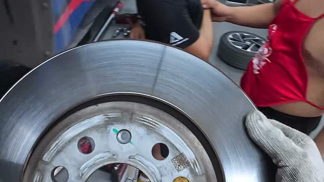 第一视角带你体验大众ID3更换卡钳