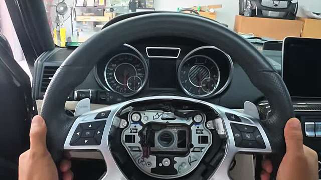 第一视角带你体验奔驰G63更换方向盘