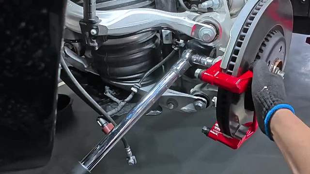 第一视角沉浸式体验路虎揽胜更换轮圈刹车