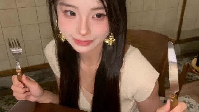 i人去咖啡店拍甜品，小幅度姿势合集来啦