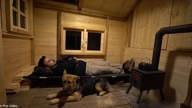 森林里的单间小木屋，我和狗子在里面居住两天，烤着炉火好温暖享受呀