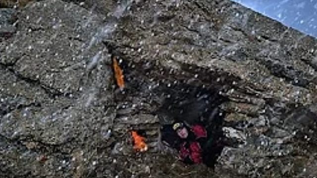 天寒地冻，女子独自一人荒野艰难生存