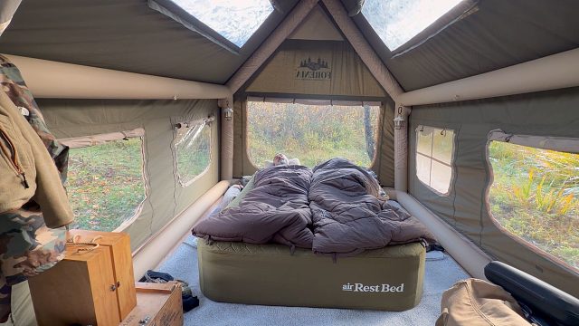 一男一女靠着顶超大帐篷，躲在里面过夜睡觉，太享受了