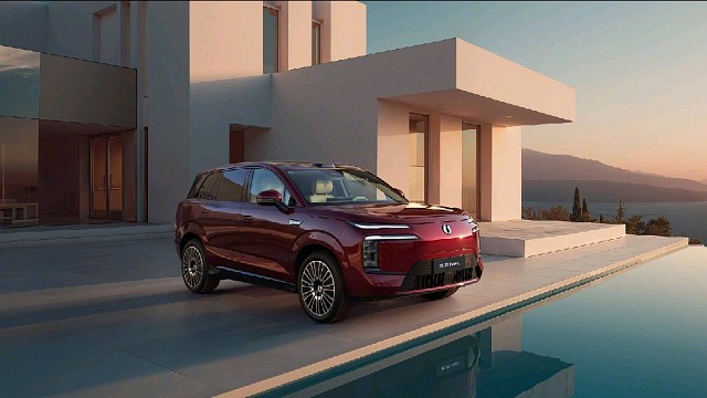 预测一下腾势N8L的销量，在预测之前，我们先对比一下友商。