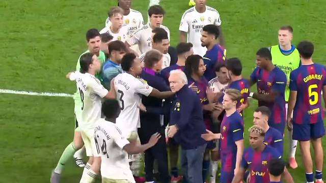 什么原因爆发的冲突#足球