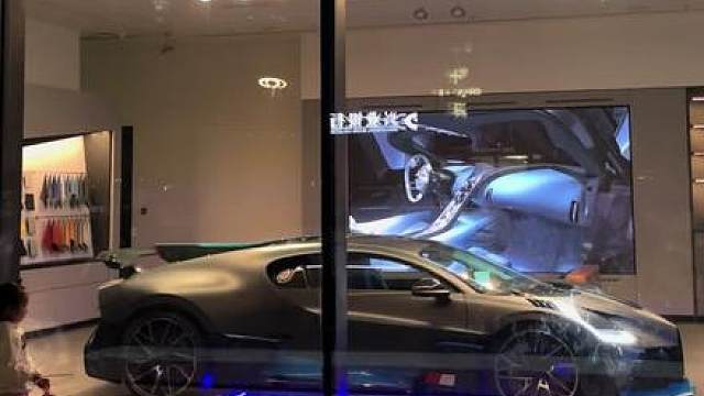 布加迪车主小小酷哥跟乔妹一家三口同框一起来看布加迪divo了