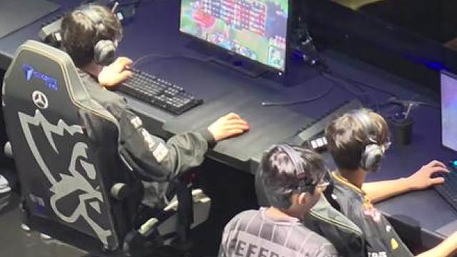 Faker这操作，TES你拿什么赢？现场看真的太惨了，李哥最后一把真的在虐。