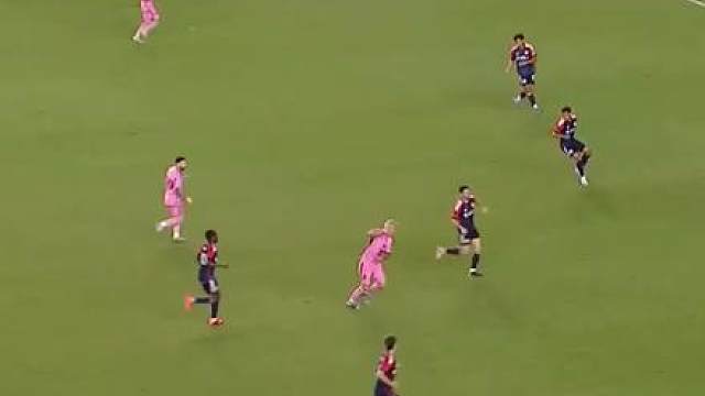 梅西替补出场，势均力敌的比赛瞬间变成一边倒！