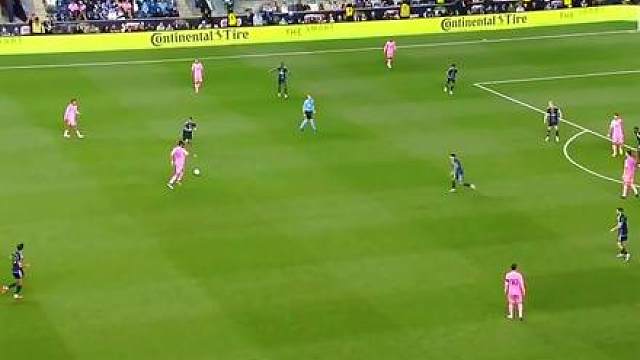 当梅西站在任意球前，仿佛时间都凝固了