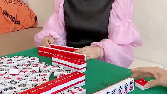 摸牌自摸胡，五万胡牌妥妥的