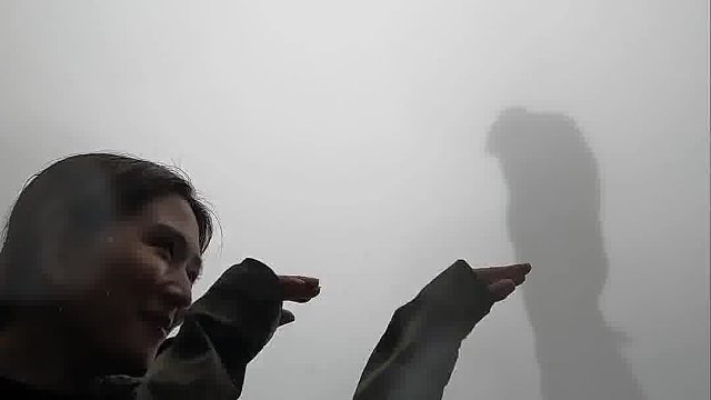 不巴结天，不讨好地，却在这里顶天立地