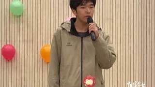 高校十佳歌手大賽上，兩名大一新生演唱《美麗的神話》，開口就驚艷全場(chǎng)！