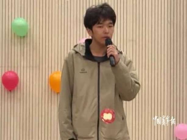 高校十佳歌手大賽上，兩名大一新生演唱《美麗的神話》，開口就驚艷全場！