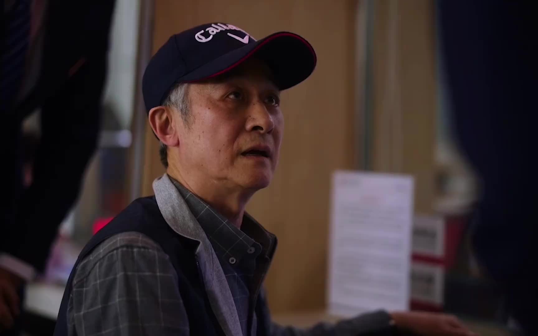 新来的领导说自己五分钟卖出一份理财，同事根本不相信，结果只用了一招，让大爷心甘情愿买下70万理财产品