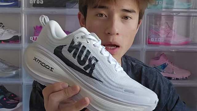 别的不说，就这个倒钩放上去又是一个黑白配色，还真就很有潮流鞋的意思，而且这个脚感确实够爽