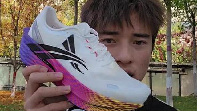 追月五六分配跑下来还是比较稳的，这款鞋子特殊设计的碳板和纯PEBA中底感觉性能上限能达到顶碳水准，也算是保下限求上限了