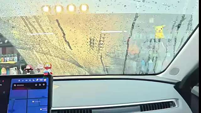 是不是感觉夜间、下雨天开车看不清？？？ 玻璃油膜去除剂 、 去除汽车玻璃上重度玻璃油膜、 树脂树胶，鸟屎，玻璃水刷不干净的