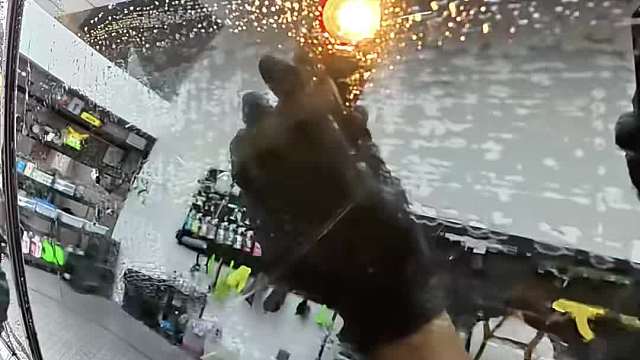 简单洗洗，擦玻璃就擦玻璃，帅不帅，你自己心里没点数吗？