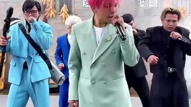 今天太帅噢，雨鞋都不穿了，全员西装帅气的#蹦山咔拉咔 ，包谷杆烟熏和烤土豆味西装，酷噢#云南bigbang