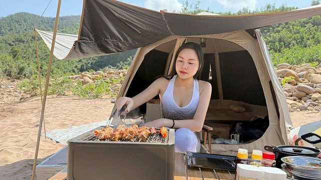 独自露营的女孩，户外烤肉、抓螃蟹、在大自然中放松