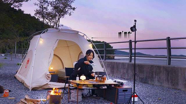 快快在海边建一间迷你单间公寓，然后办个海鲜派对/米酒配干鳕鱼卷/烤芝士蛤蜊螃蟹海鲜炖菜，红烧鲭鱼