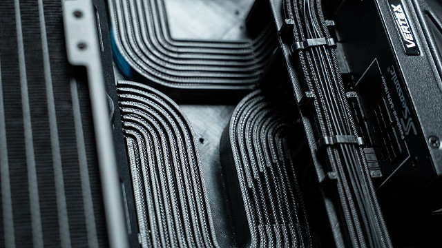 顶级强迫症乔思伯BO400装机定制走线