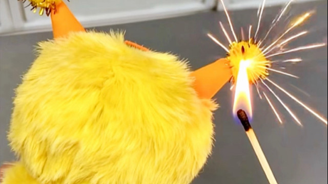 这毛绒点燃后…居然是烟花仙女棒！？