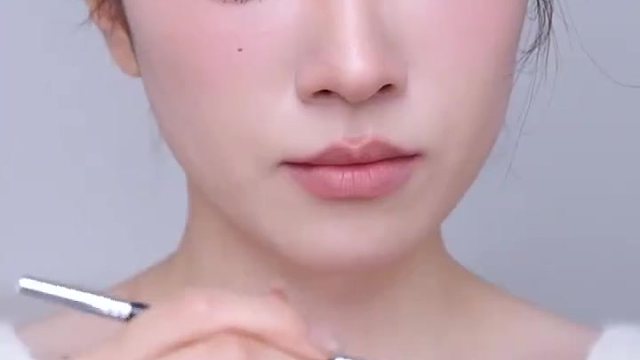 有手就能薄唇变肉感嘟嘟唇