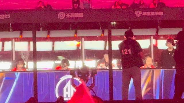 第一把赢了以后，诺儿蹭的一下起来了，好开心的样子​​​