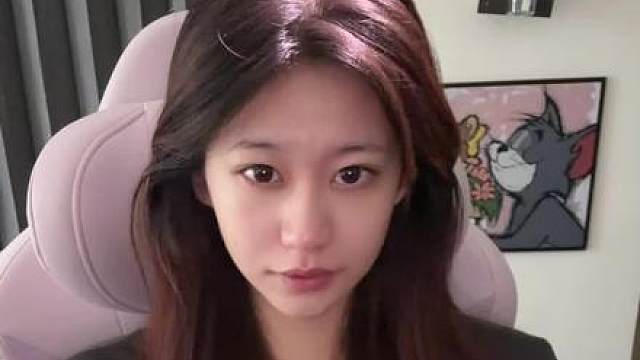 在局内认识一个女生，操作很牛，什么操作都会，而且她好努力，输了一把马上开下一把，看着她这么一个执着努力的女生我真的不忍心她破产，希望有个好心人给她点哈弗币 ，我有这个女生的ID