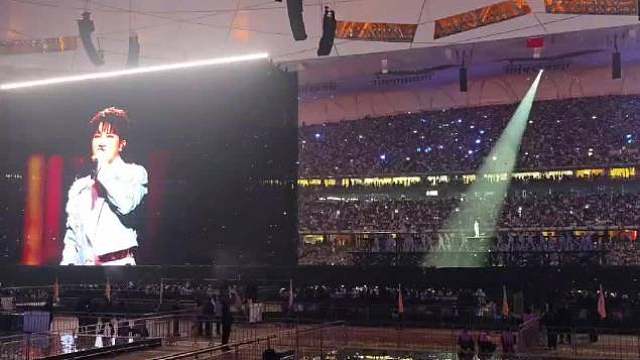 【】11月8日，KPL总决赛在北京鸟巢盛大举行。中场秀中，歌手周深现场演唱《有我》《小美满》等多首歌