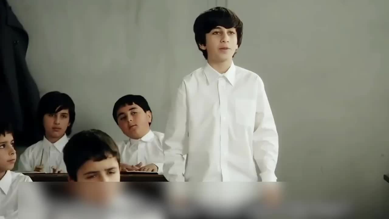 男人写下错误答案，学生举手进行纠错，不料结局却令人意外！