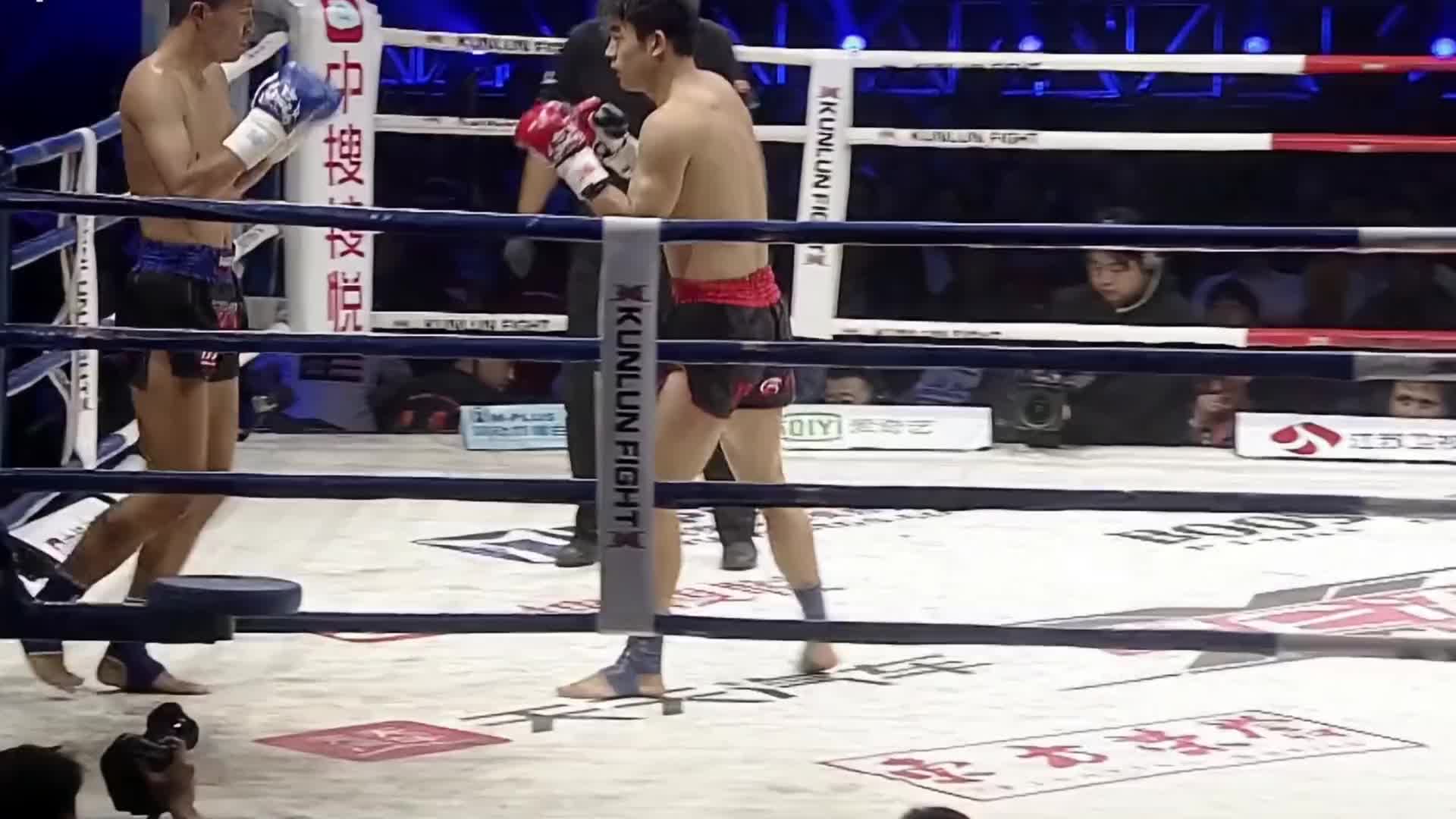 中国拳手一上场就猛烈进攻，重拳一阵猛砸，直接把日本选手掀翻