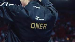 S15決賽 衛(wèi)冕冠軍T1對上今年最大的黑馬KT，F(xiàn)aker完成三連霸業(yè)捧起自己第六座冠軍獎杯，還是BDD十年磨劍圓夢成功。