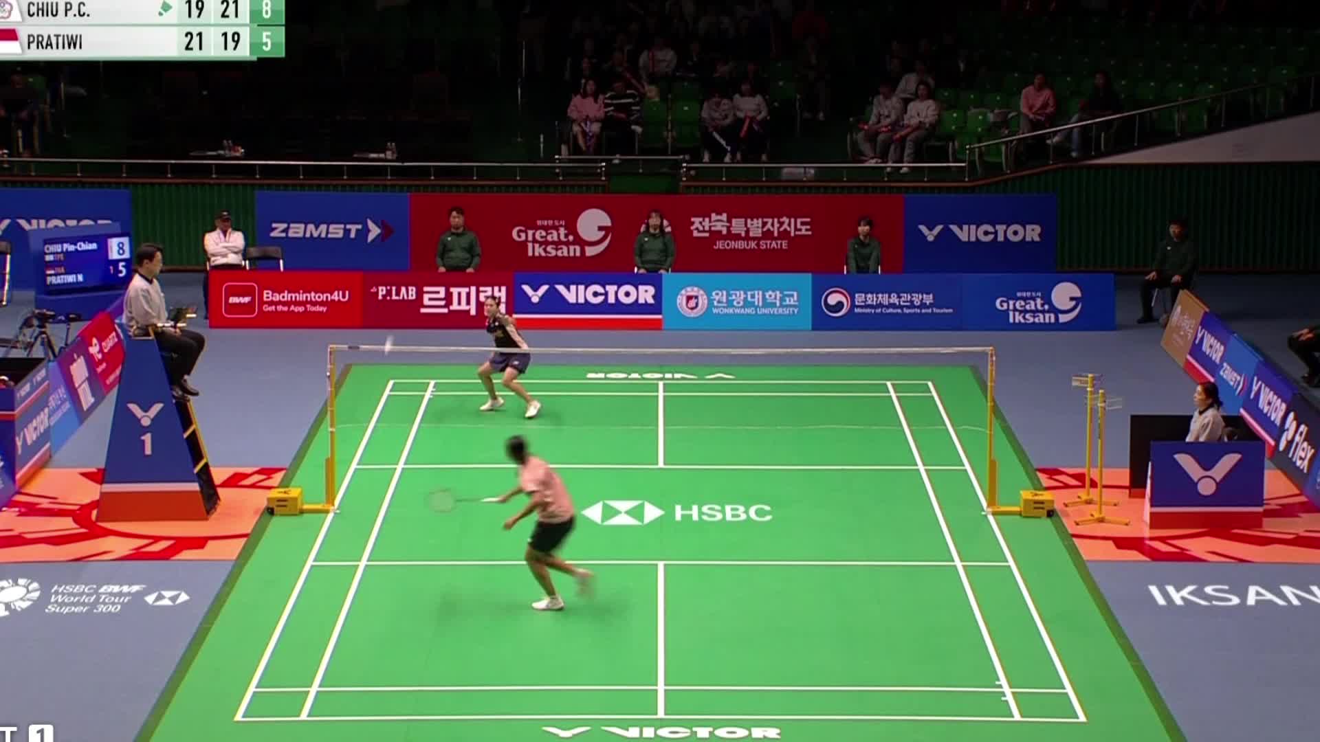 邱品蒨完全掌控比赛节奏，通过多拍拉锯消耗对手体力，以21-8大比分完成逆转