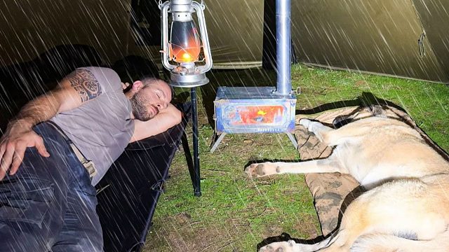 帐篷雨中露营，全天都在大雨中！——和我的狗狗一起被困在暴风雨中！