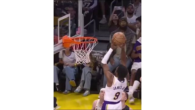 里夫斯会做人情 快攻送布朗尼完成空接