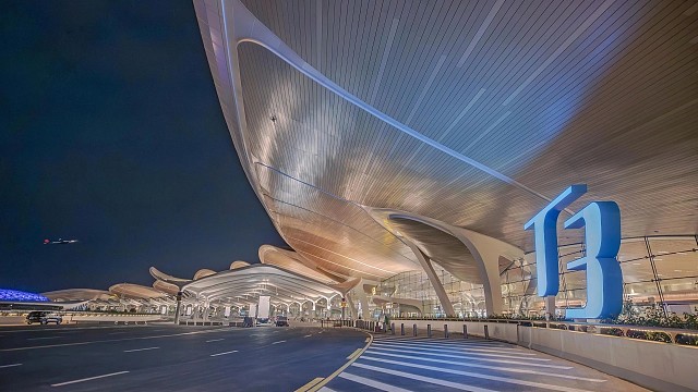 10月25日，省网络名人走进白云机场T3航站楼进行采风活动，见证广州交通新地标，感受航站楼细节之美。