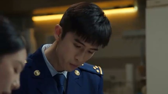 燃罪：三人吃饭，老板装错，沈队把自己吃过敏了，大意了