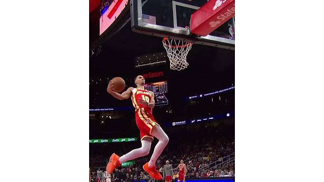 东契奇被抢断 里萨谢抓住机会 快攻上演大风车扣篮