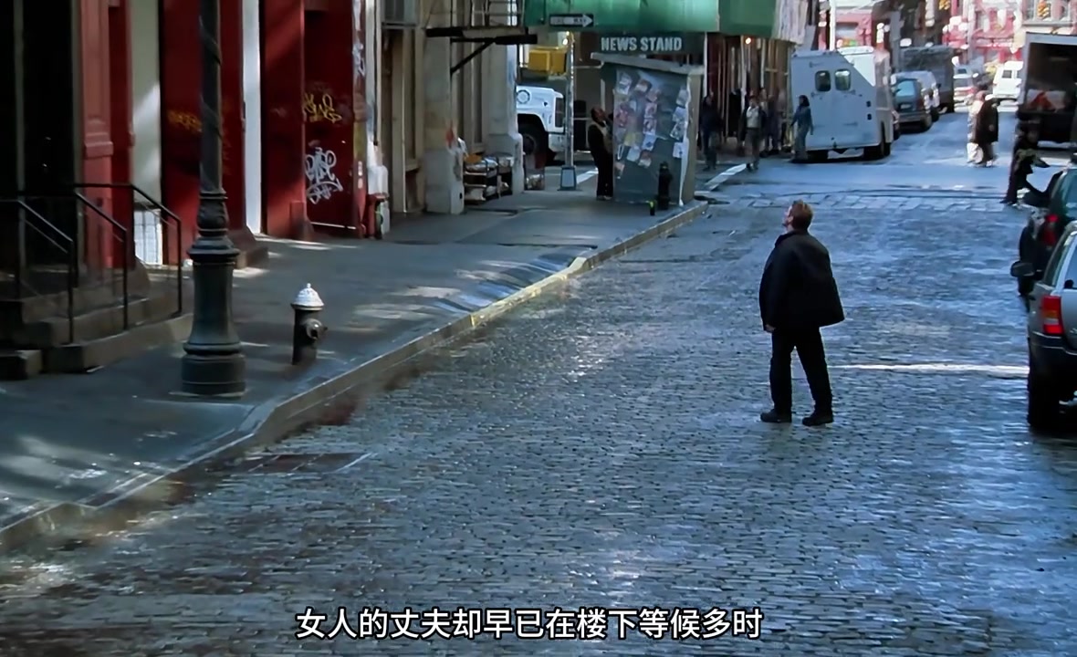 女人背着丈夫出来约会，结果被丈夫找到情人的家门