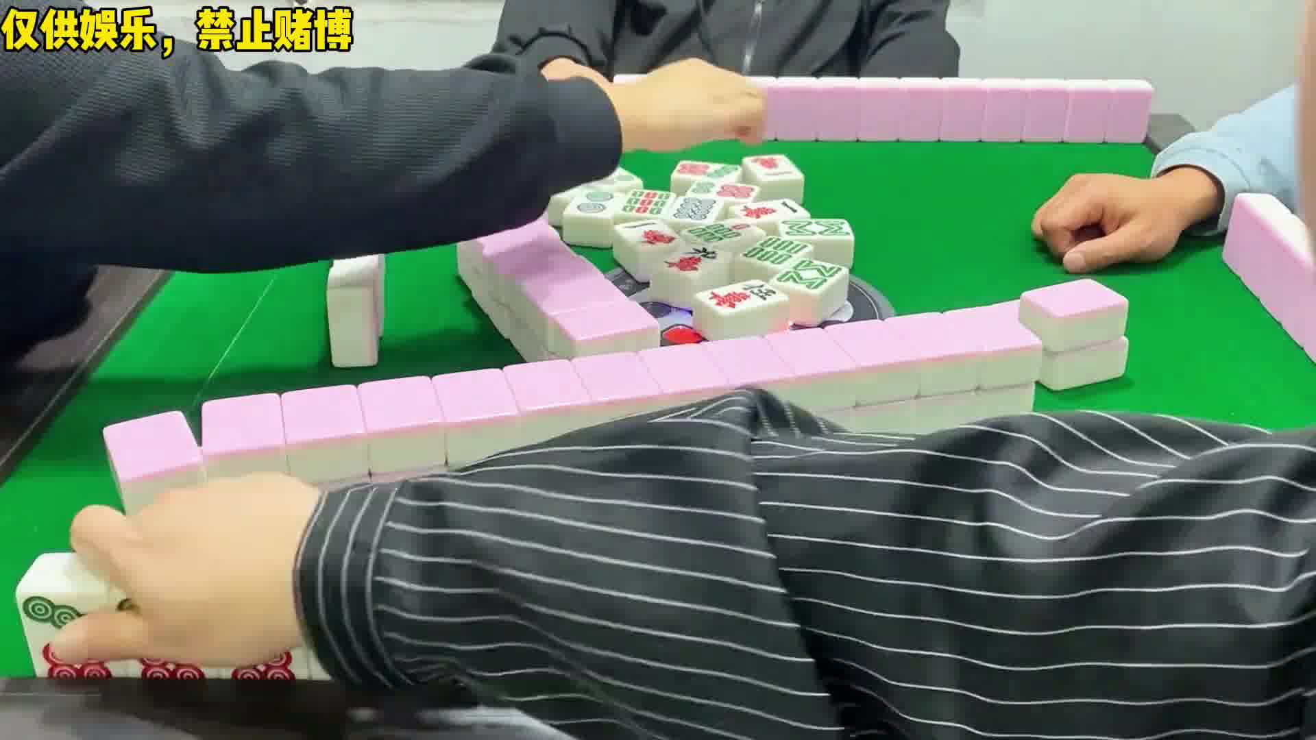 四川麻将：摸一张会很乖。。合川有不有一起玩的小伙伴