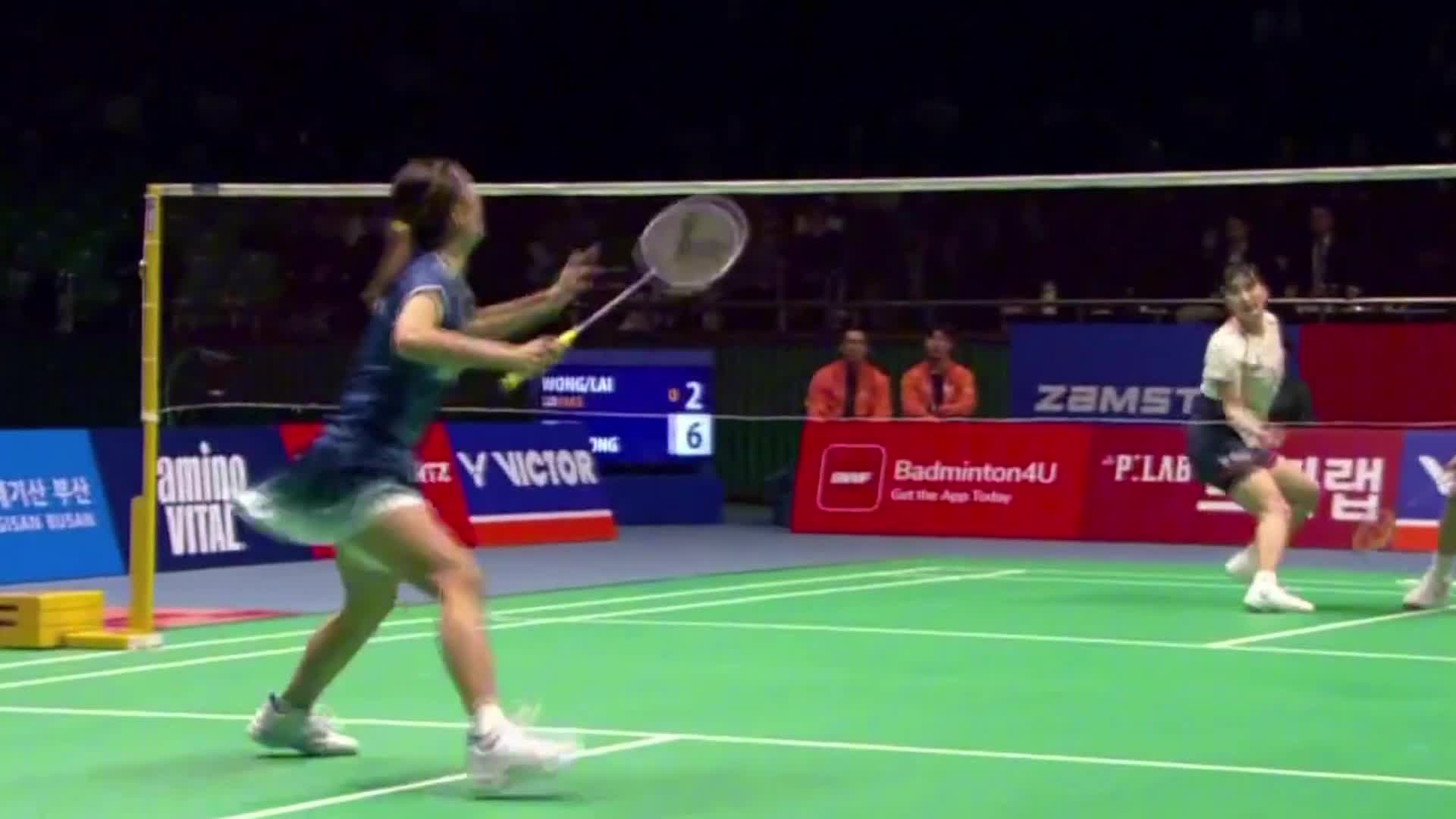 金郑组合延续强势，通过多拍拉锯消耗黄赖组合的体力，以21-18锁定胜局