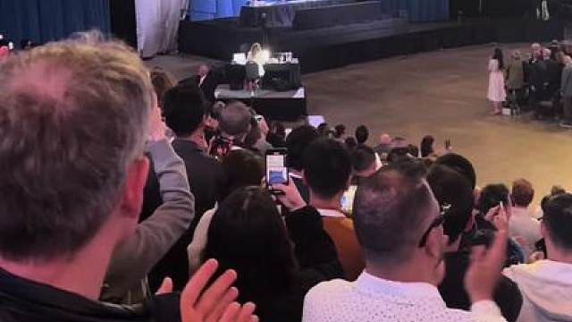 一代股神巴菲特最后一次主持股东大会，最后的演讲让人百感交集。传奇谢幕，宣布交棒给Greg，有幸在现场见证这一时刻！